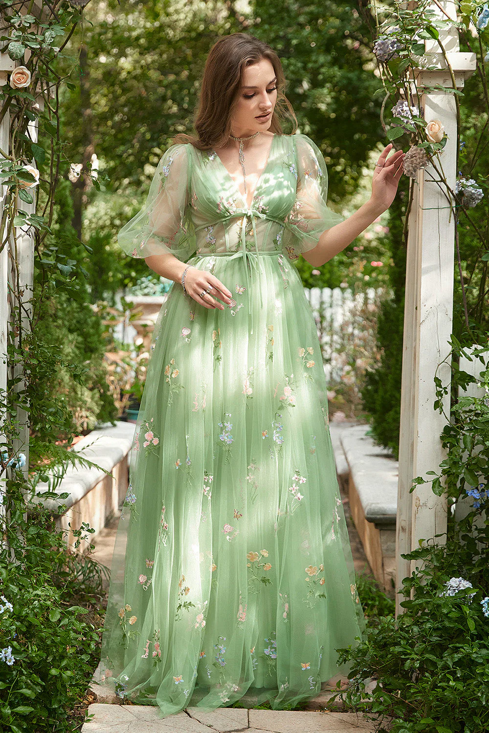 Robe de soirée longue verte ligne A col V brodée manches courtes - Image 3