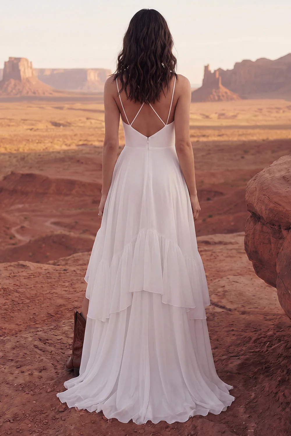 Anneau à bretelles fines : une robe de mariée bohème à volants avec une ligne de fente - Image 2