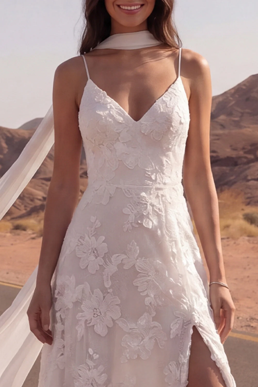 Anneaux à bretelles fines ivoire Une robe de mariée bohème appliquée à la ligne avec écharpe au col - Image 3