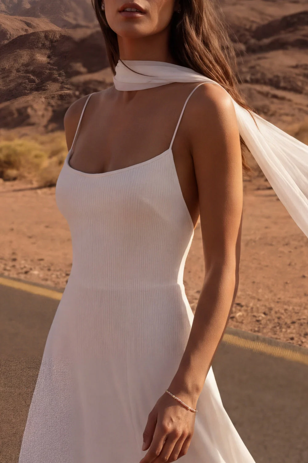 Anneaux à bretelles fines, une robe de mariée longue plage avec fente - Image 3