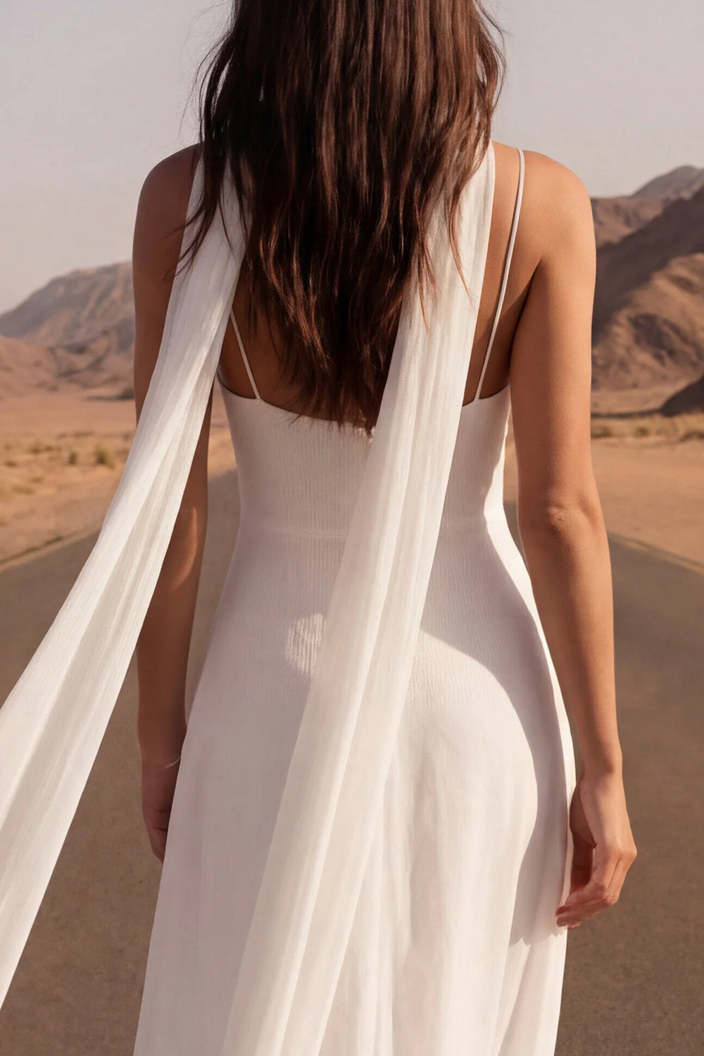 Anneaux à bretelles fines, une robe de mariée longue plage avec fente - Image 4