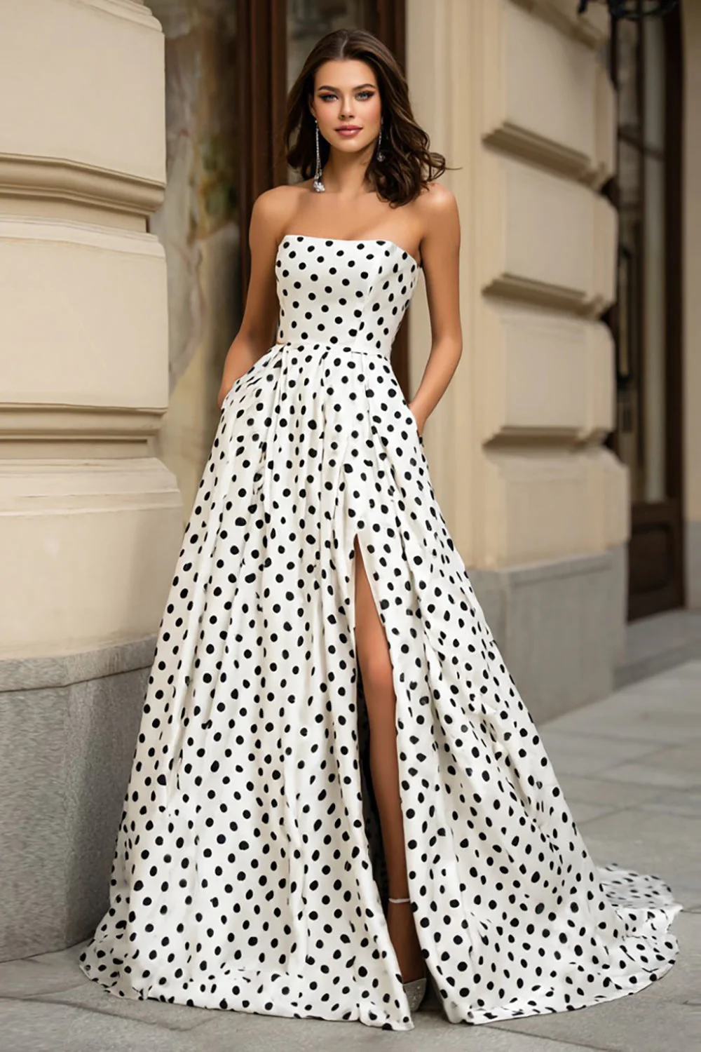 Robe de bal longue ligne A bustier pois blanc et noir avec fente