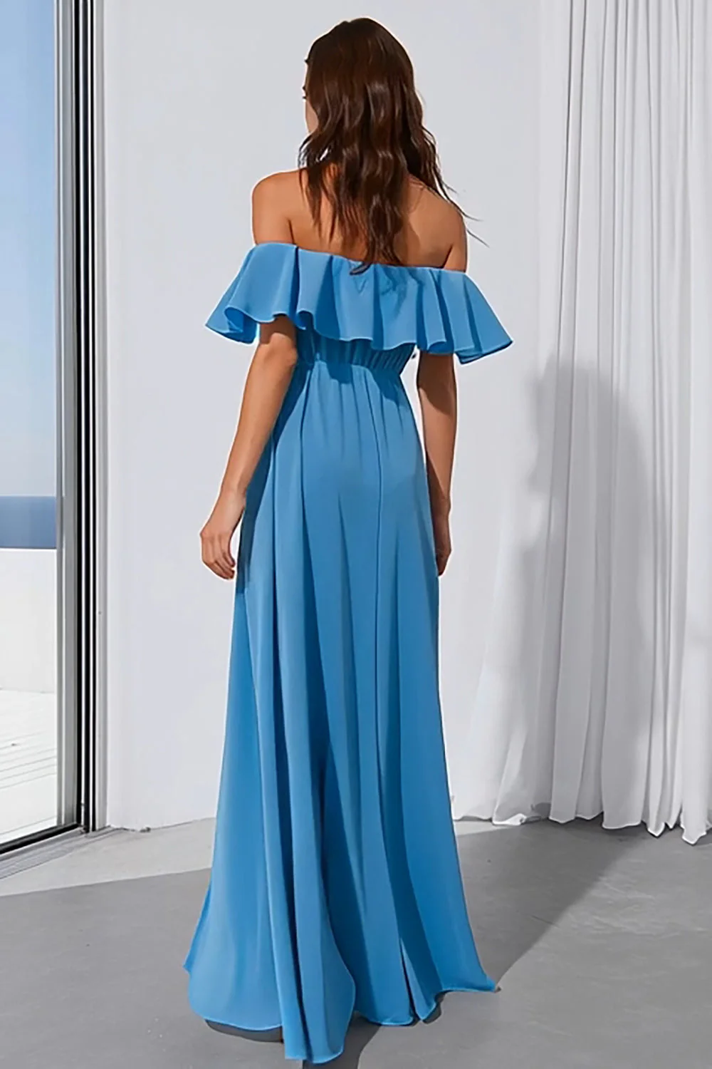 Bleu décollé sur les épaules Une longue robe de demoiselle d’honneur avec fente - Image 2
