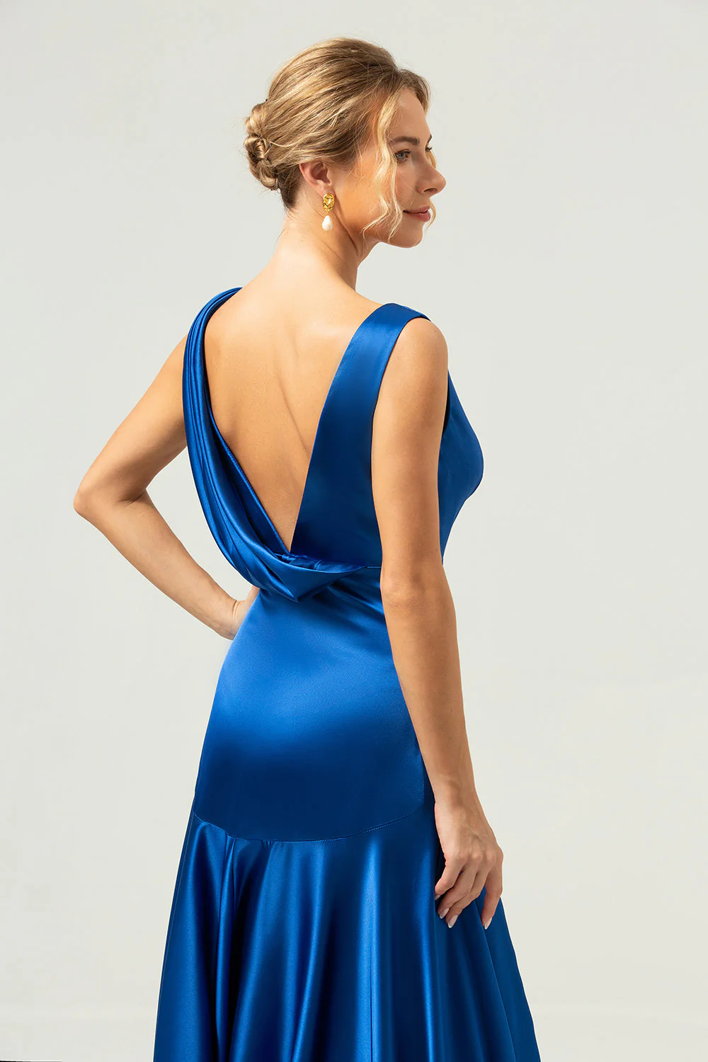 Bleu encre Une ligne col en V Robe de demoiselle d’honneur longue en satin avec fente - Image 6