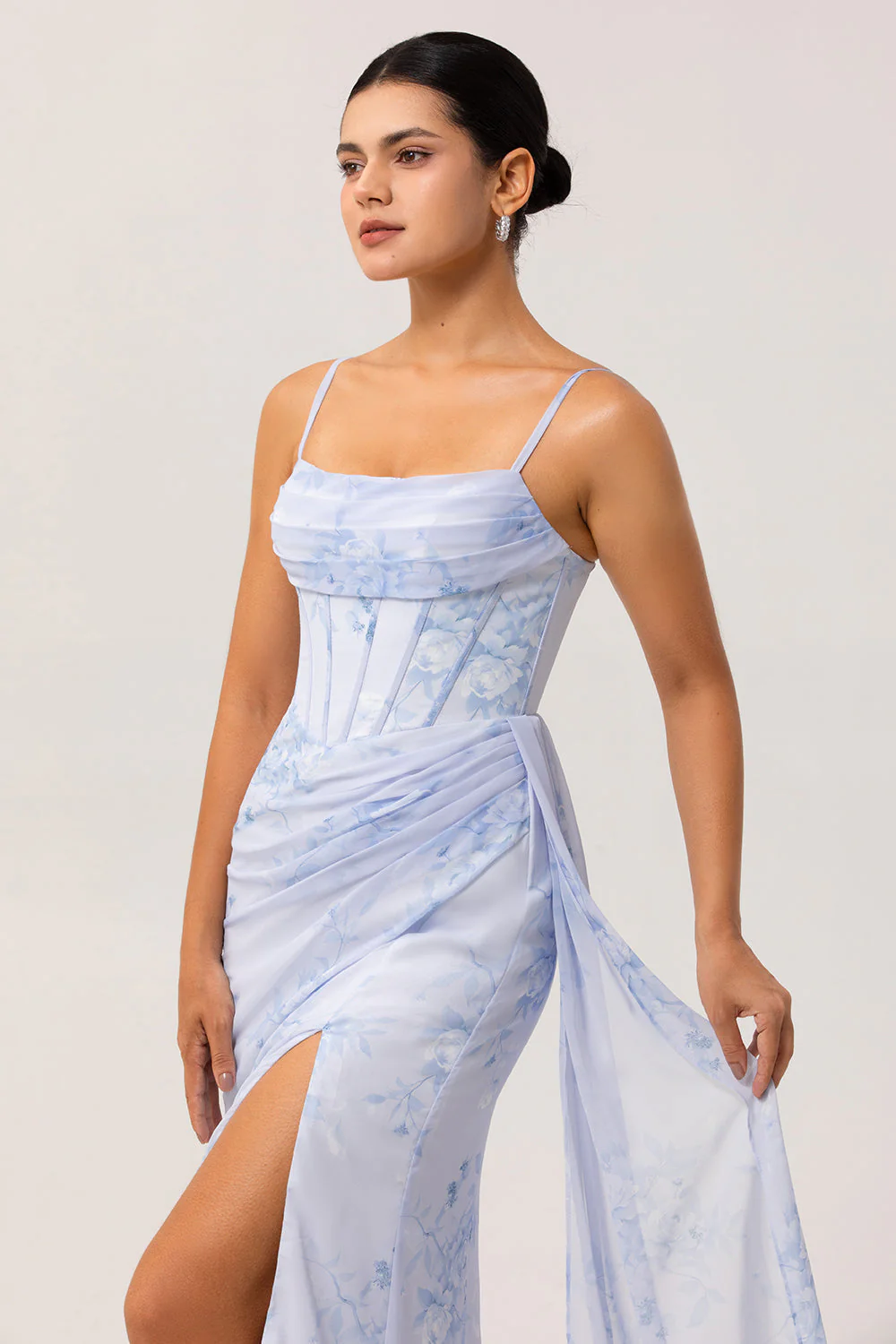 Robe longue de demoiselle d’honneur sirène bleue à corset floral avec fente - Image 12