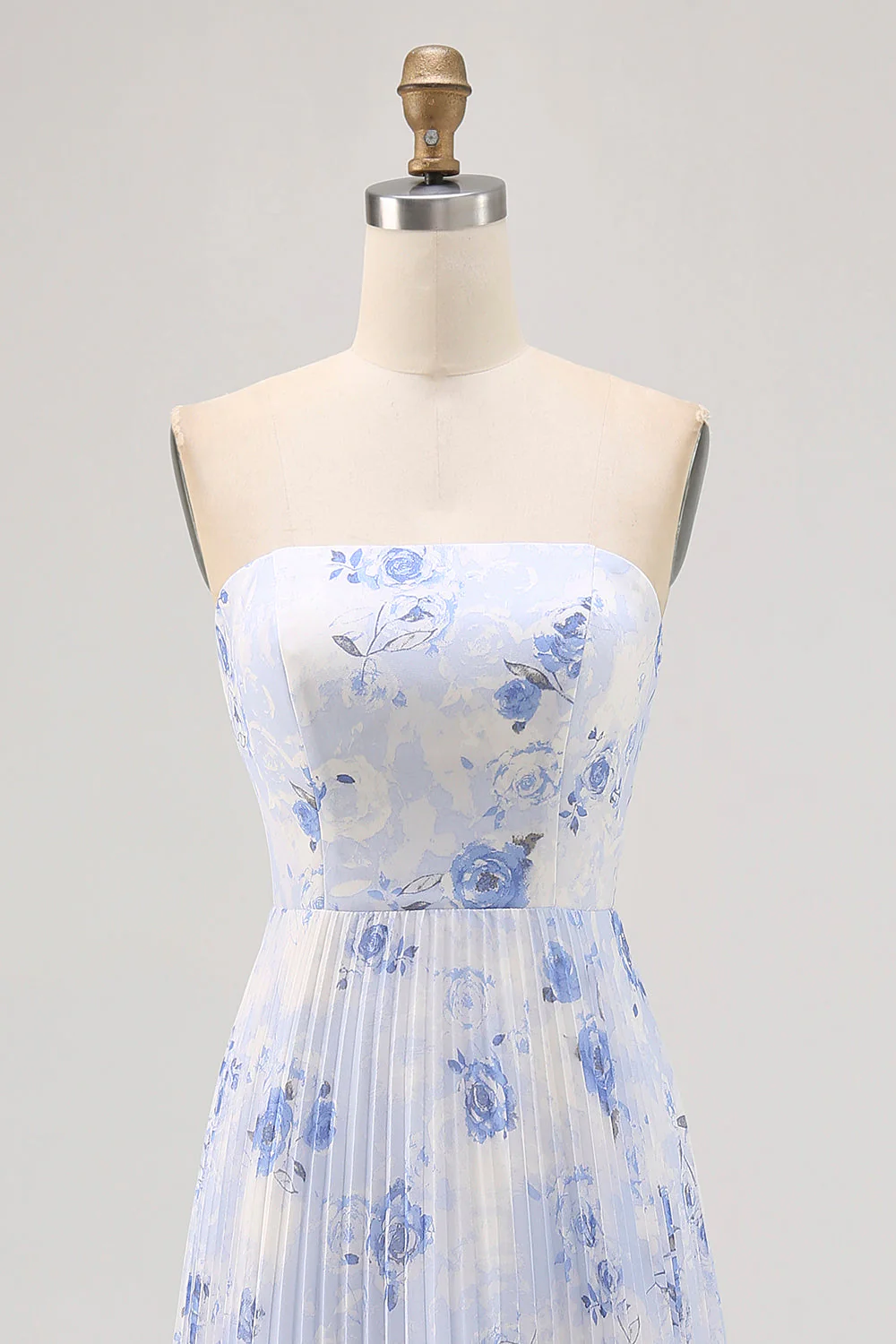 Bleu Floral Une ligne sans bretelles plissée longue robe de demoiselle d’honneur - Image 4