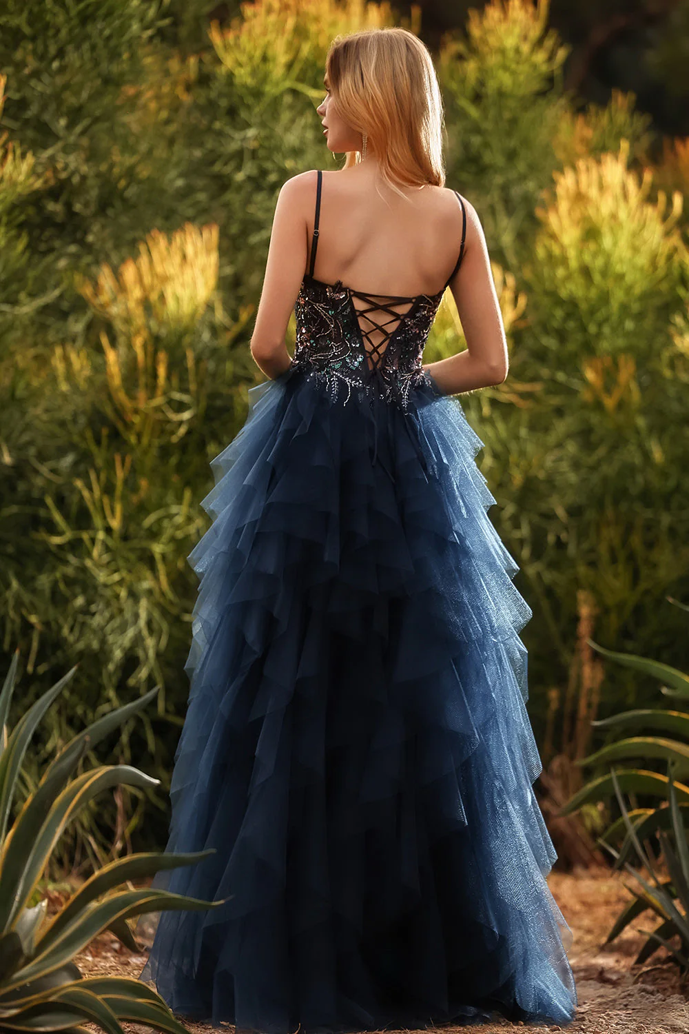 Bleu marine à bretelles fines Une robe de bal longue en tulle à étages avec fente - Image 2