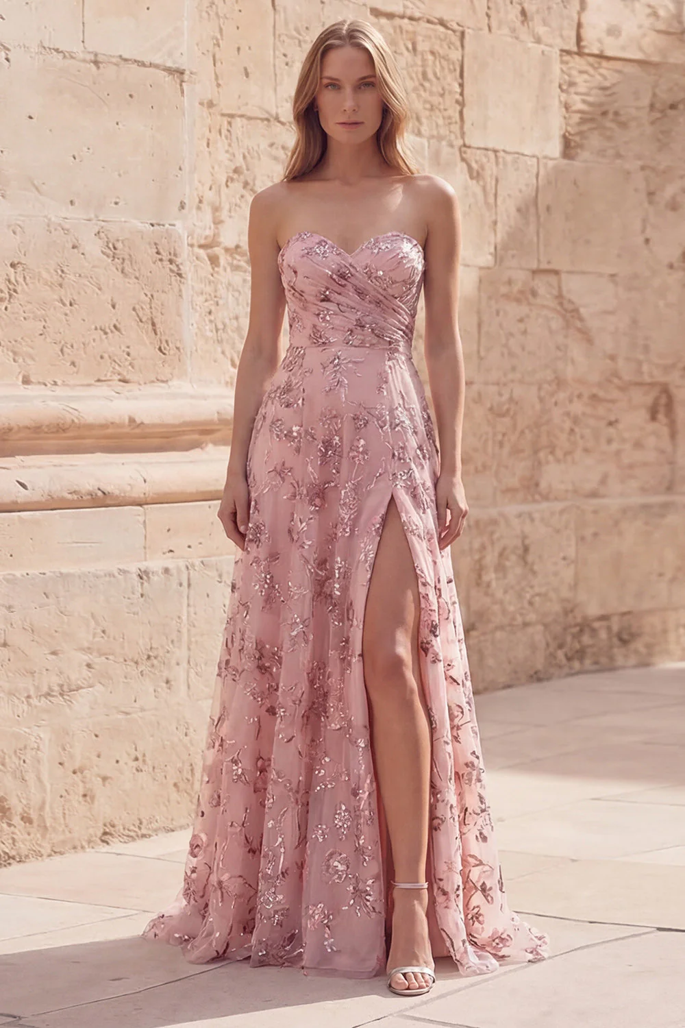Blush Sequin Une robe de bal longue sans bustier avec fente