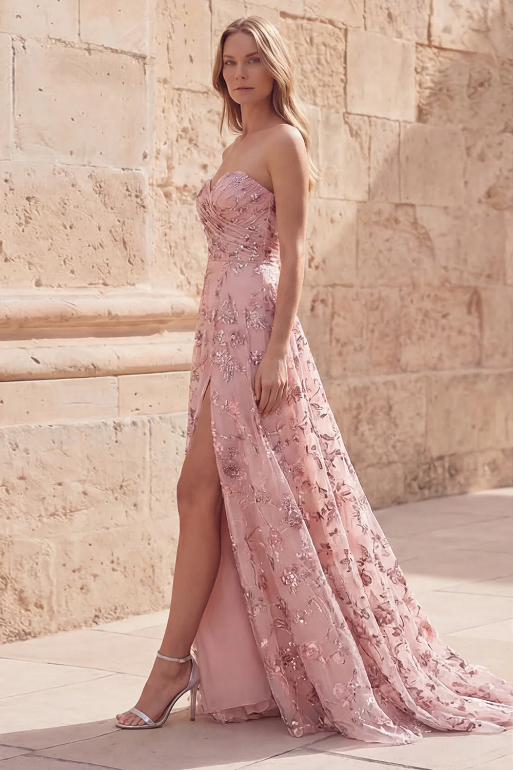 Blush Sequin Une robe de bal longue sans bustier avec fente - Image 3