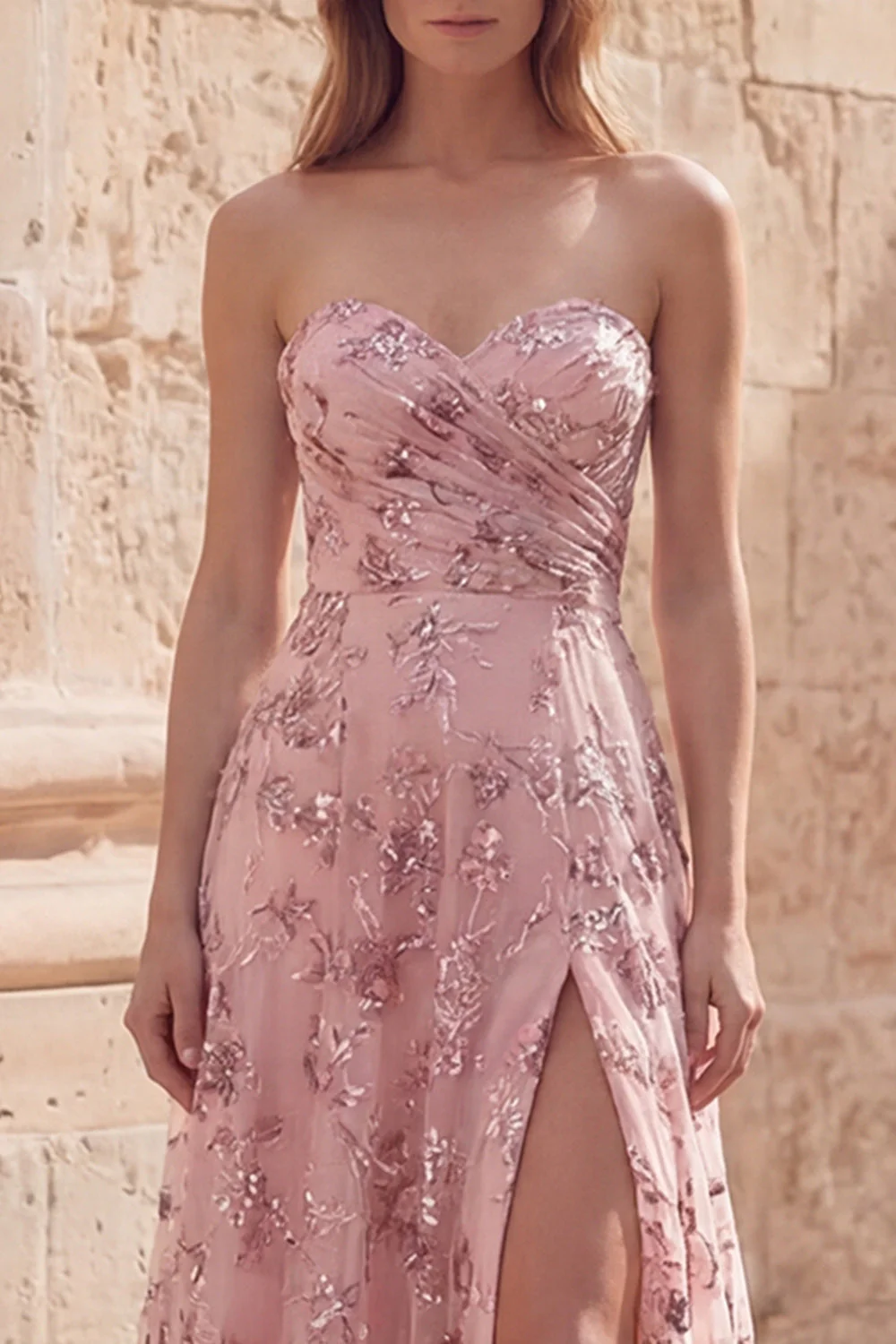 Blush Sequin Une robe de bal longue sans bustier avec fente - Image 4
