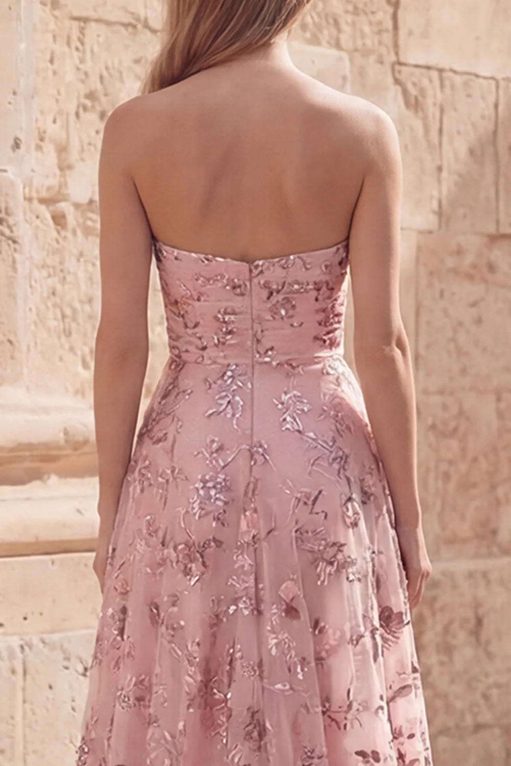 Blush Sequin Une robe de bal longue sans bustier avec fente - Image 5