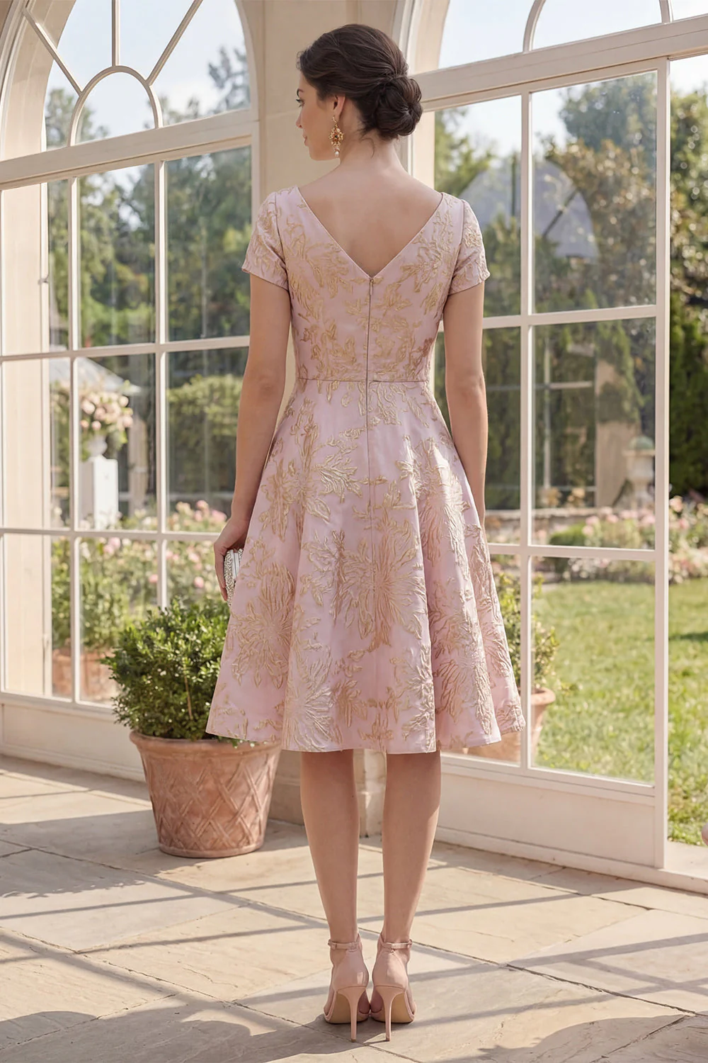 Blush Une robe Midi Jacquard à col en V à fleurs avec manches courtes - Image 2
