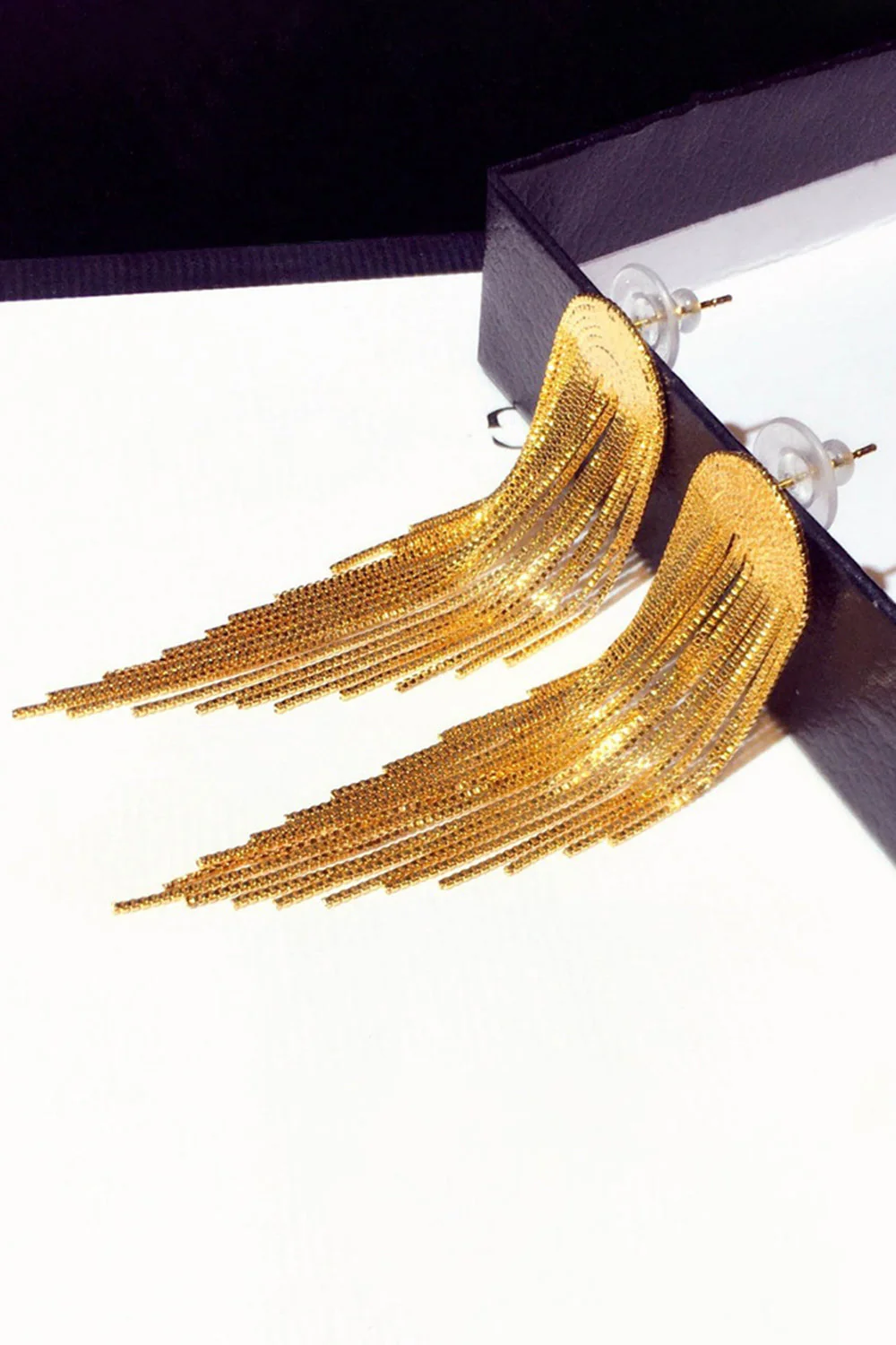 Boucles d’oreilles dorées scintillantes avec franges