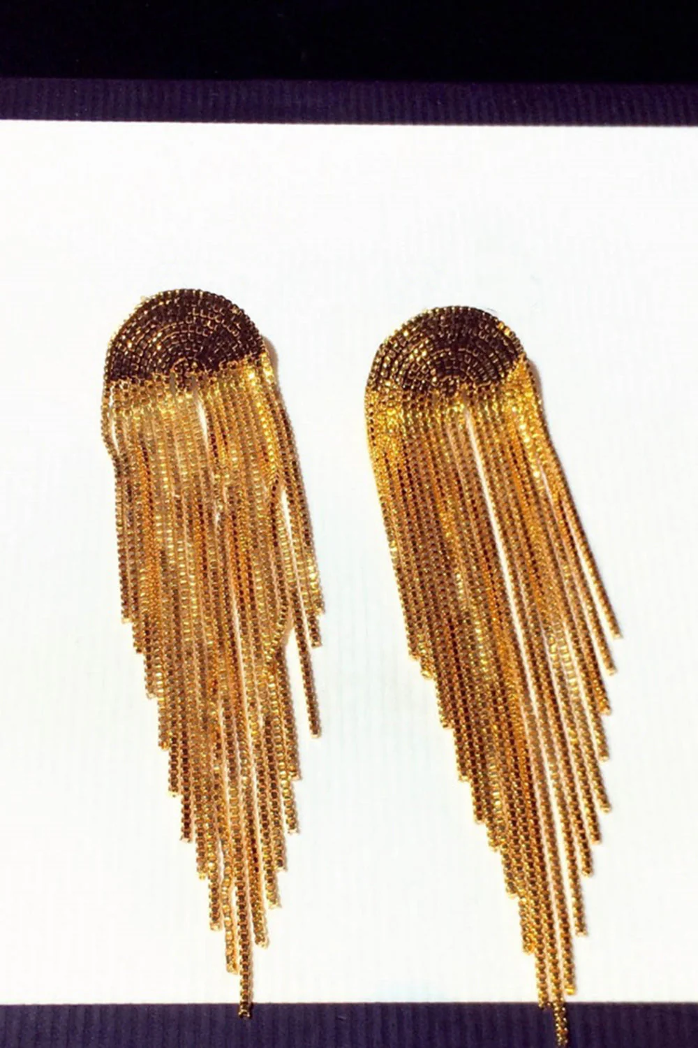 Boucles d’oreilles dorées scintillantes avec franges - Image 2