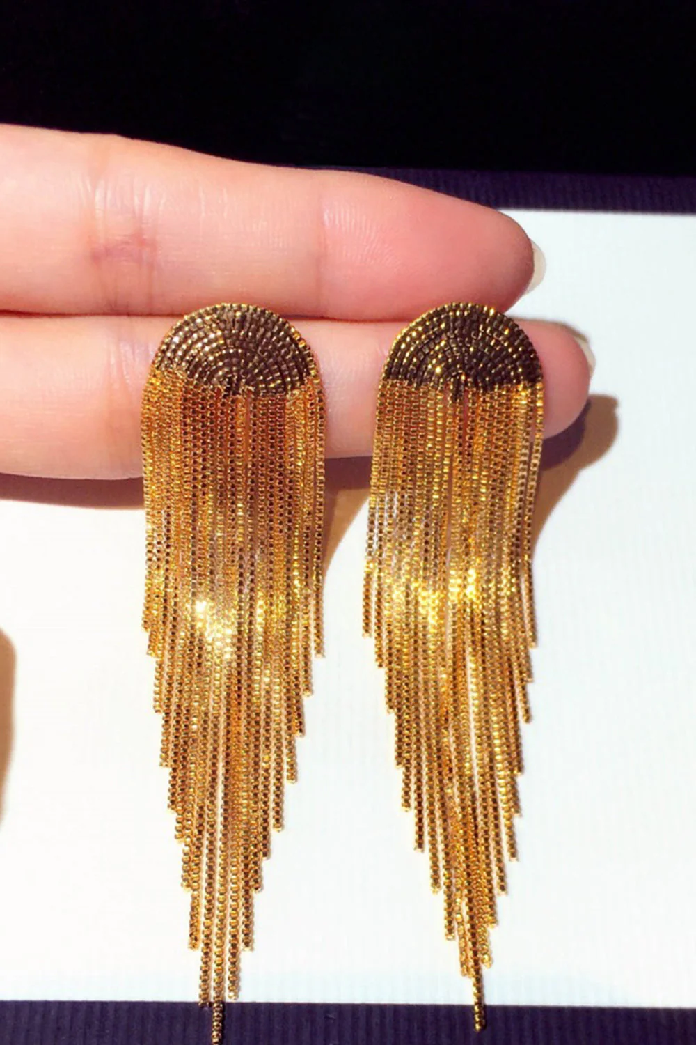 Boucles d’oreilles dorées scintillantes avec franges - Image 3