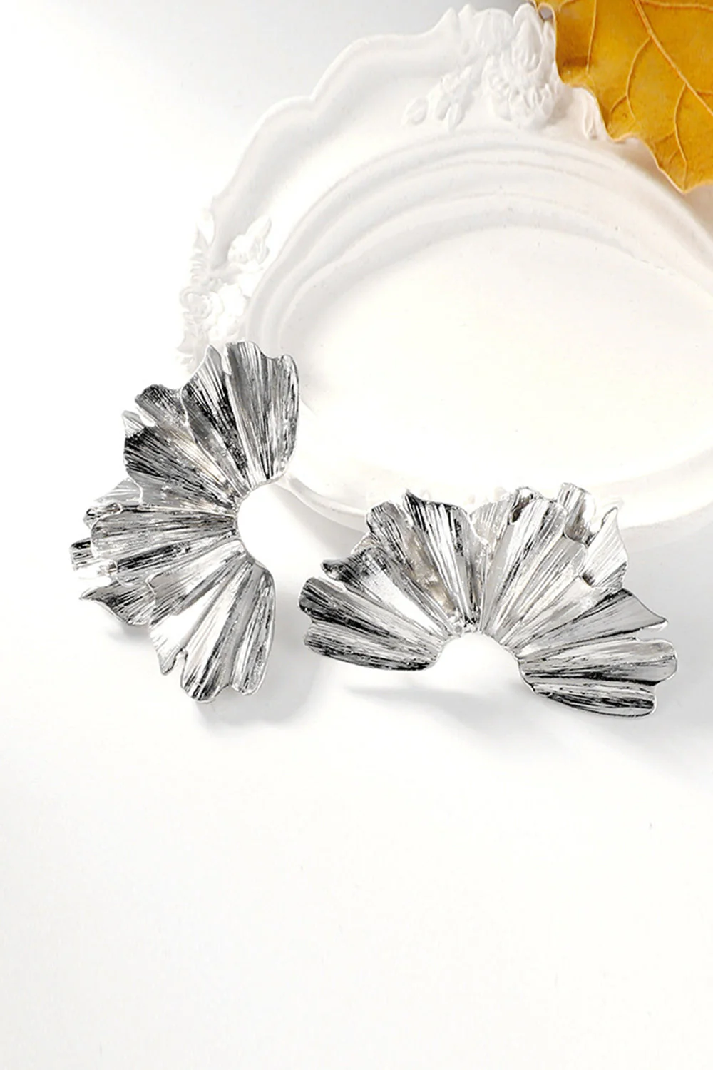 Boucles d’oreilles en alliage plissé élégant doré - Image 5