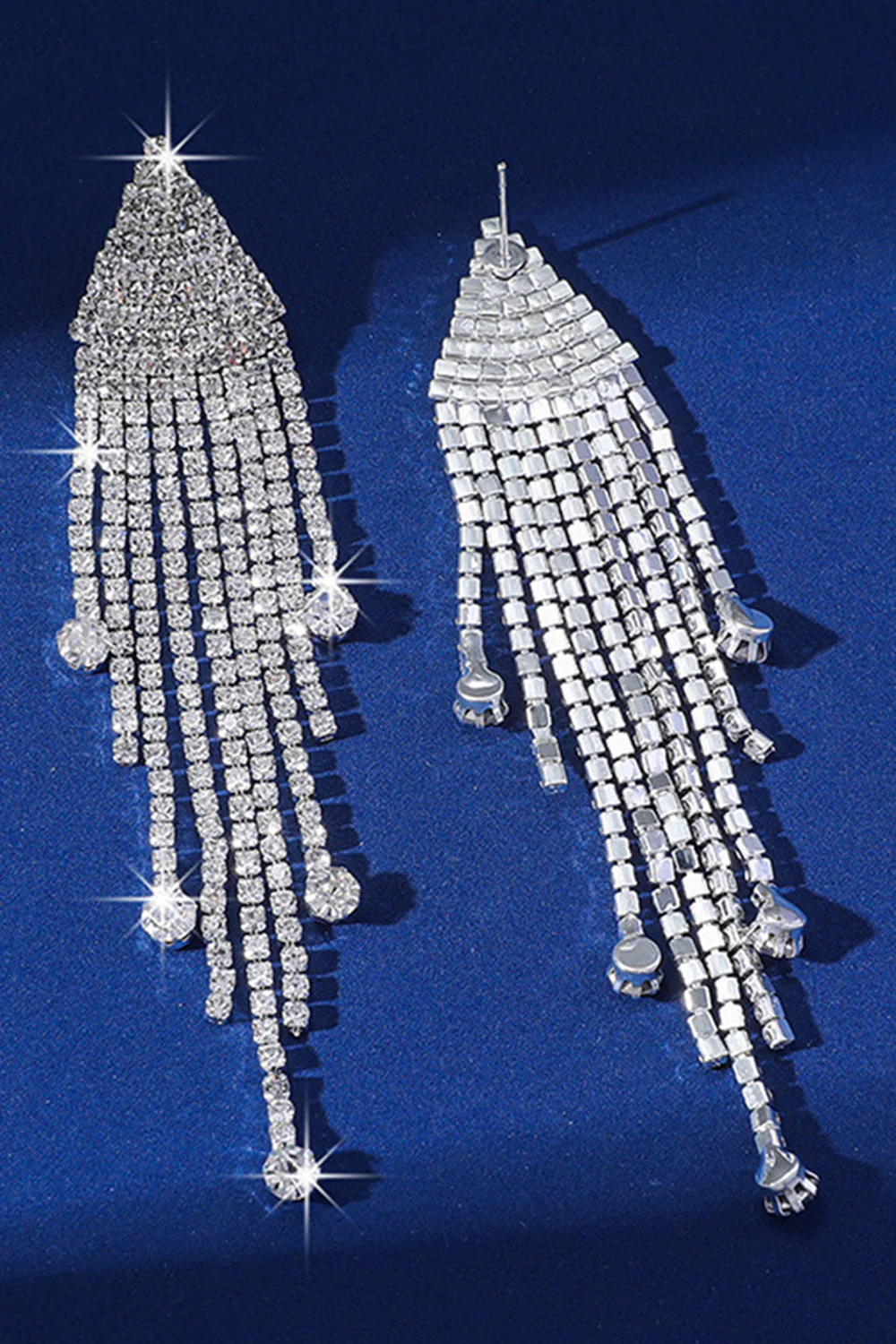 Boucles d’oreilles longues de bal argentées argentées à franges scintillantes avec des strass - Image 3