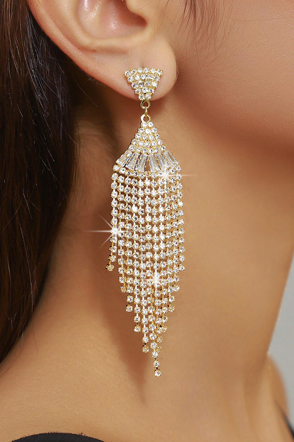 Boucles d’oreilles longues de bal de promo dorées et franges scintillantes avec des strass