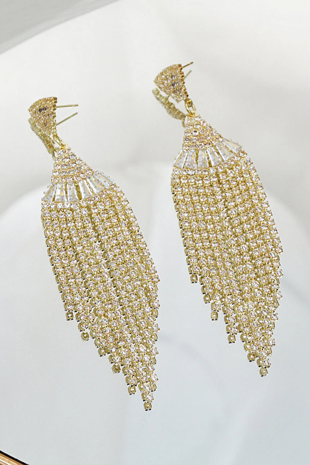 Boucles d’oreilles longues de bal de promo dorées et franges scintillantes avec des strass - Image 2