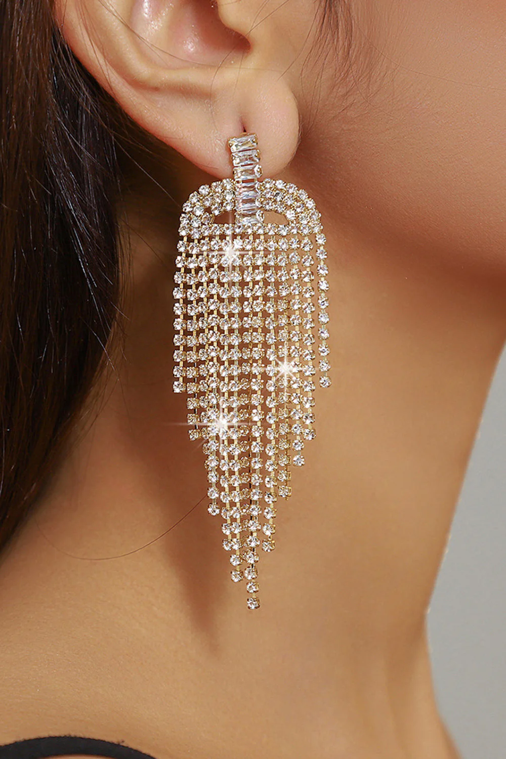 Boucles d’oreilles longues de bal de promo Style dorées et scintillantes avec des strass - Image 2