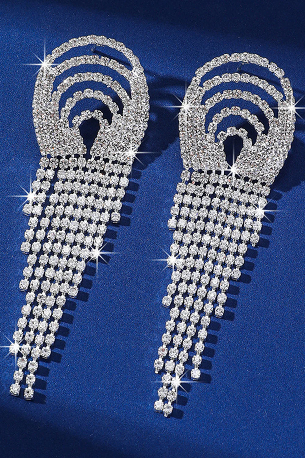 Boucles d’oreilles longues de frange argentées scintillantes avec des strass