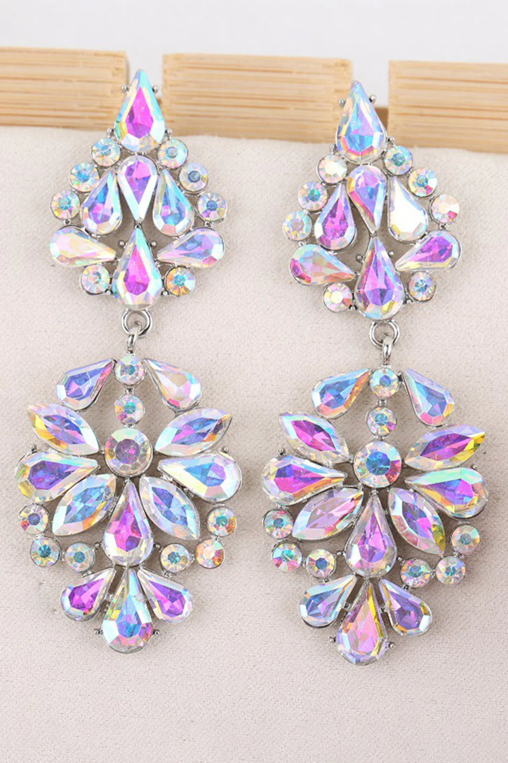 Boucles d’oreilles longues en forme de fleurs roses scintillantes avec des strass - Image 2