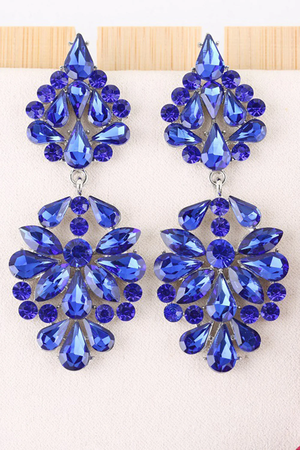 Boucles d’oreilles longues en forme de fleurs roses scintillantes avec des strass - Image 5