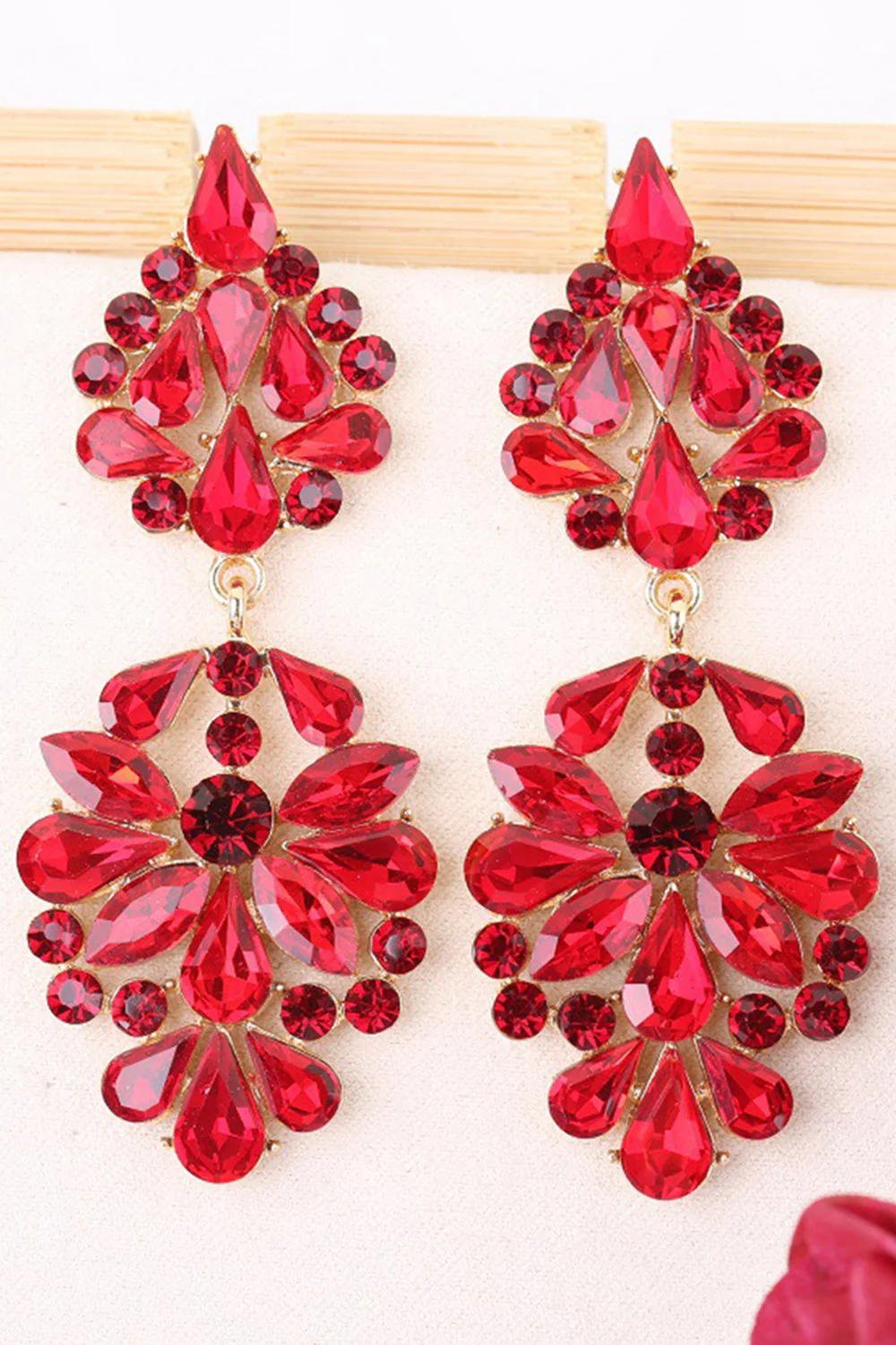 Boucles d’oreilles longues en forme de fleurs roses scintillantes avec des strass - Image 7