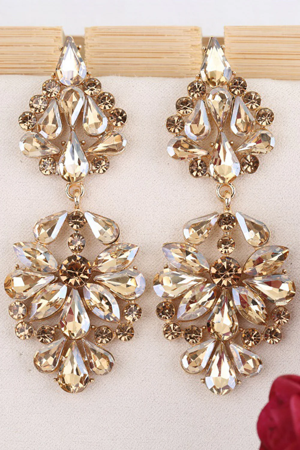 Boucles d’oreilles longues en forme de fleurs roses scintillantes avec des strass - Image 9