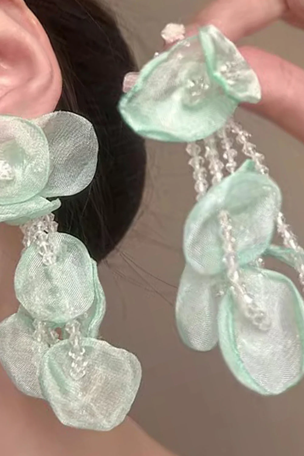 Boucles d’oreilles perlées en pétales vert clair pour le bal tombant - Image 2