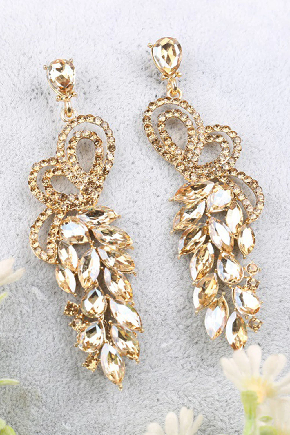 Boucles d’oreilles scintillantes en forme de feuille dorée avec des strass - Image 2