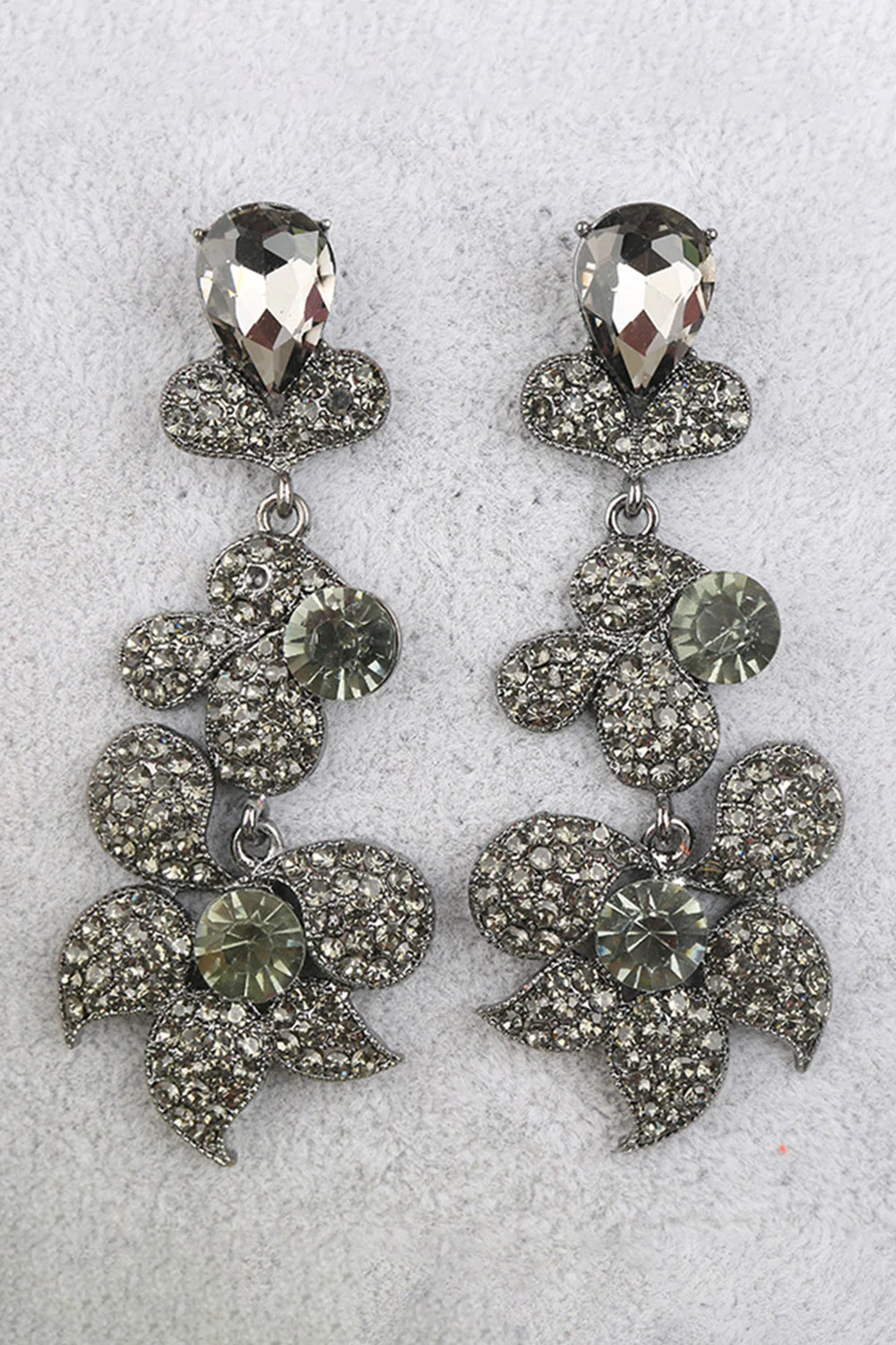 Boucles d’oreilles tombantes en forme de fleur noire scintillantes avec des strass - Image 2