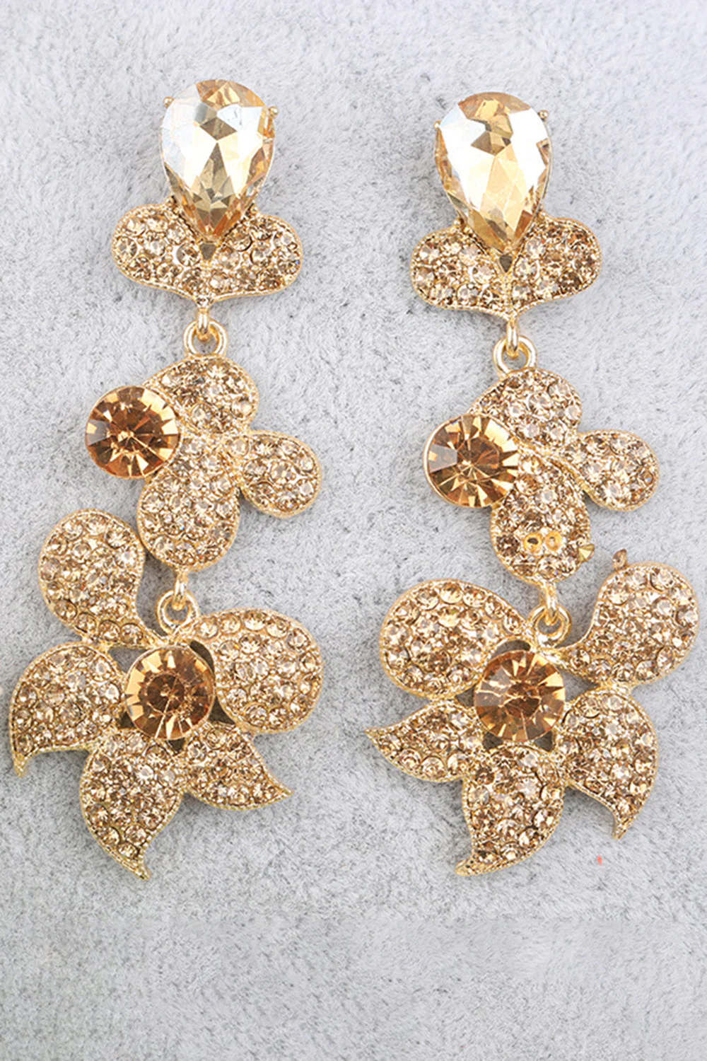 Boucles d’oreilles tombantes en forme de fleurs dorées et scintillantes en forme de strass - Image 2