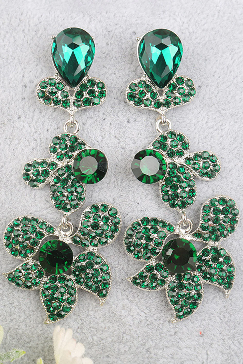 Boucles d’oreilles tombantes en forme de fleurs dorées et scintillantes en forme de strass - Image 4