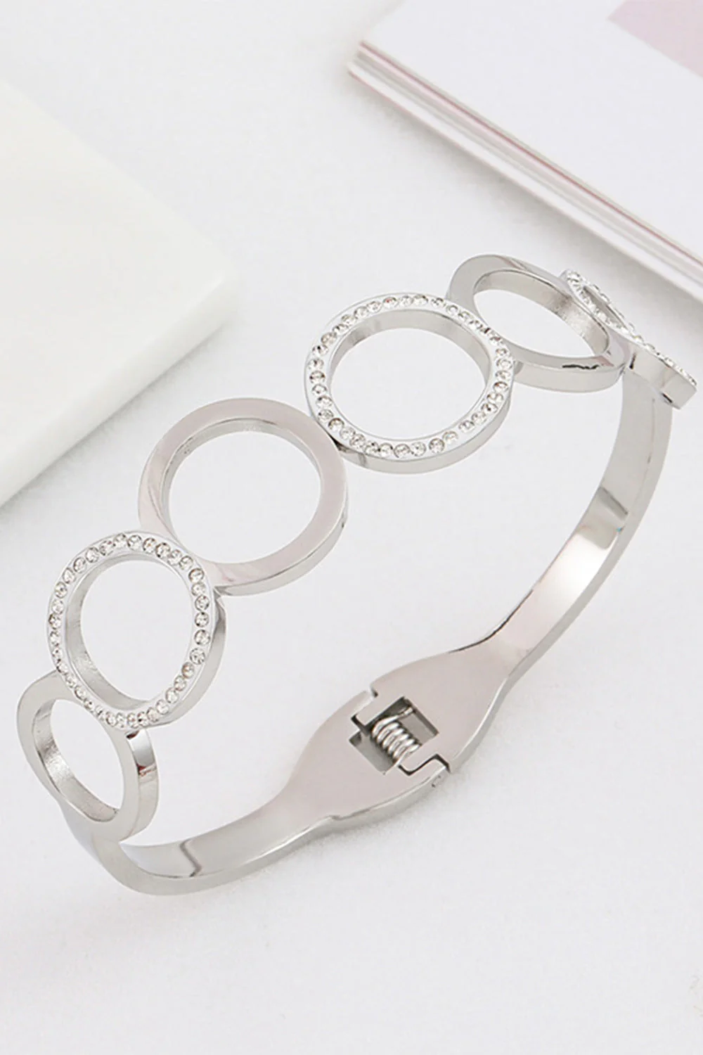Bracelet rond antique en acier titane découpé