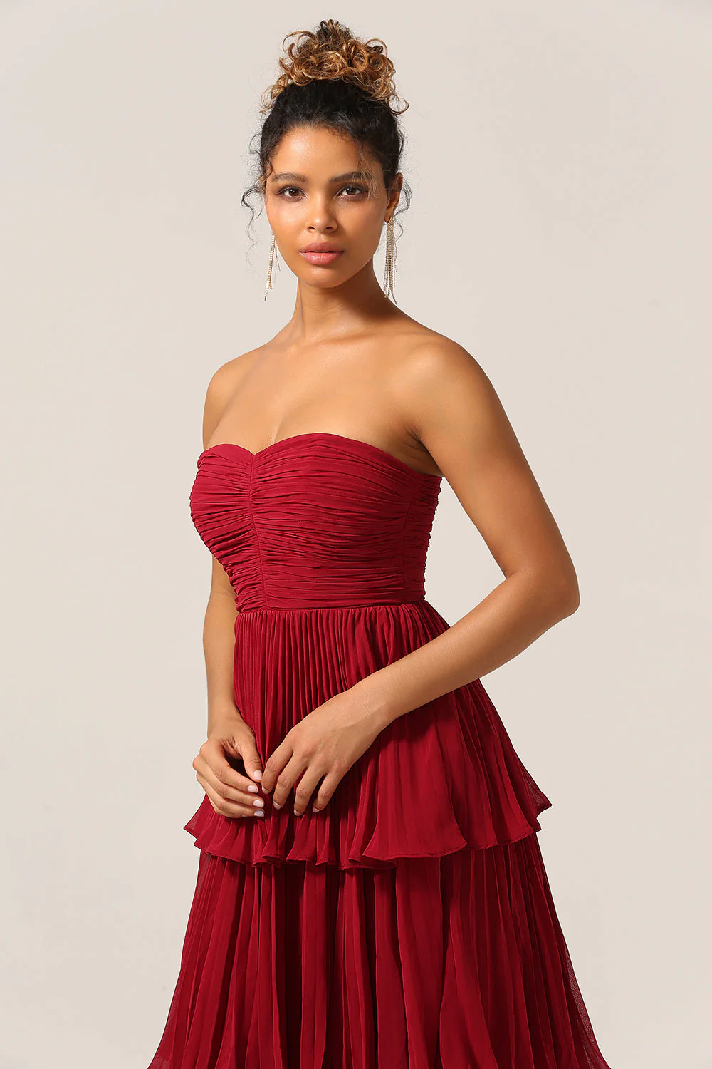 Charmante Une ligne bustier bordeaux longue robe de demoiselle d’honneur avec volants - Image 5