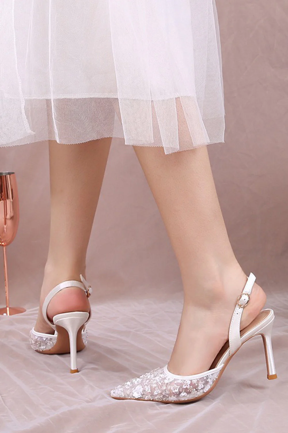 Chaussures de mariage élégantes blanches pointues à talons aiguilles avec des appliqués floraux - Image 5