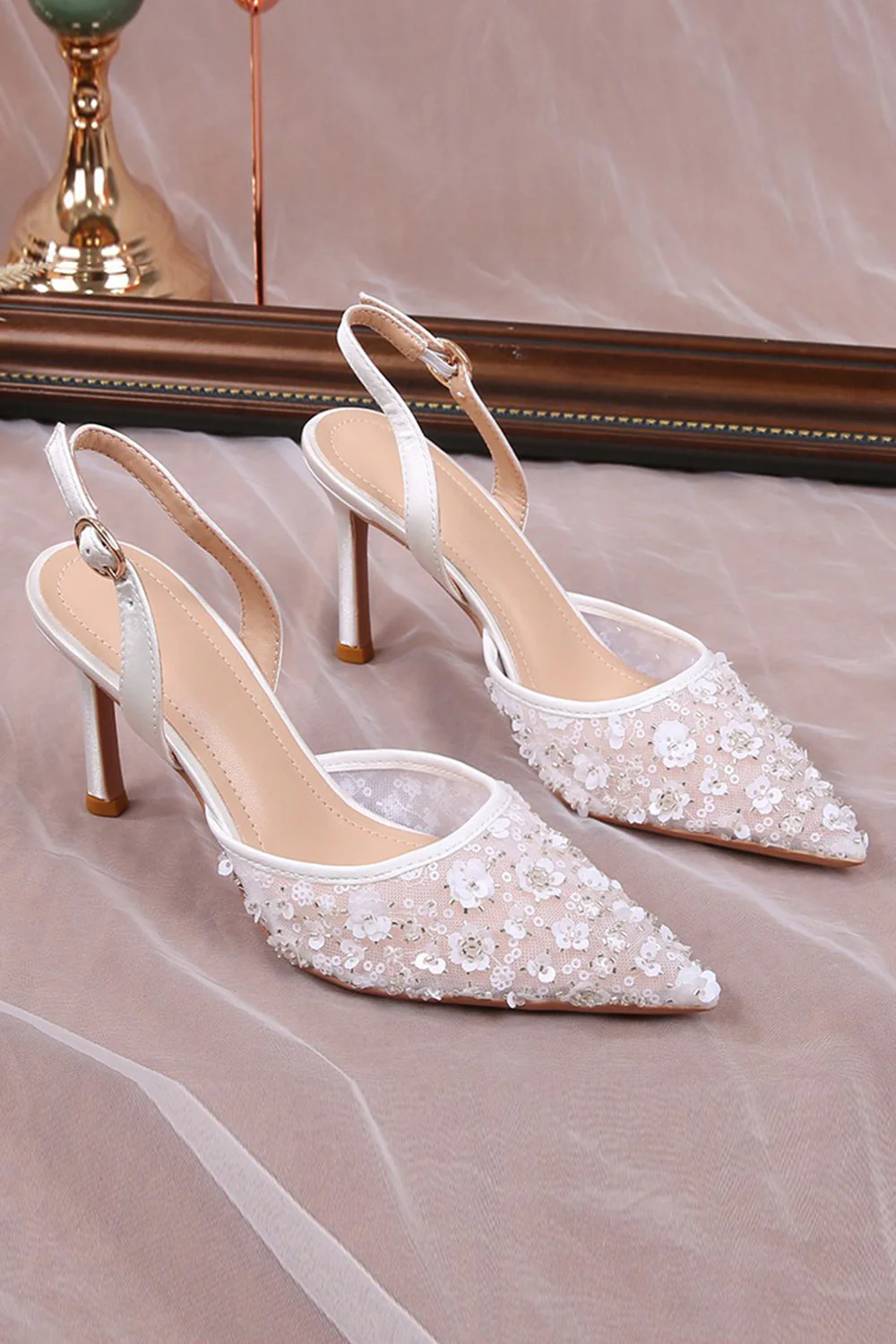 Chaussures de mariage élégantes blanches pointues à talons aiguilles avec des appliqués floraux - Image 6