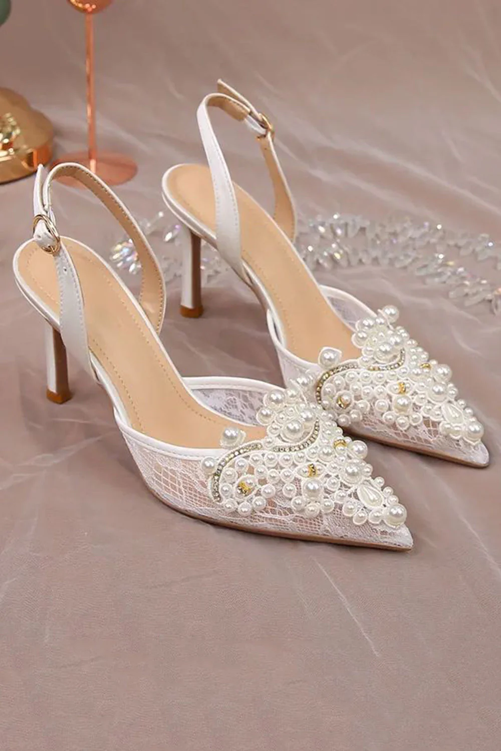 Chaussures de mariage en dentelle ivoire perlées à talons aiguilles pointues avec des perles