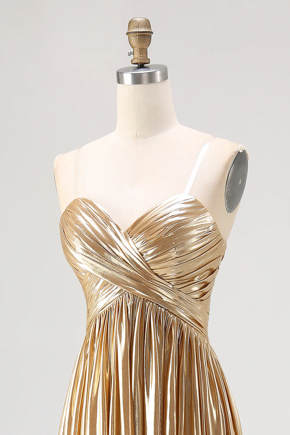 Robe de soirée longue plissée en satin doré chic avec décolleté en V profond et coupe trapèze - Image 8