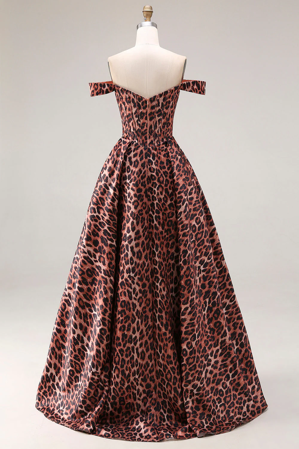Coffee Leopard : une robe de bal longue à la ligne décollée de l’épaule - Image 2