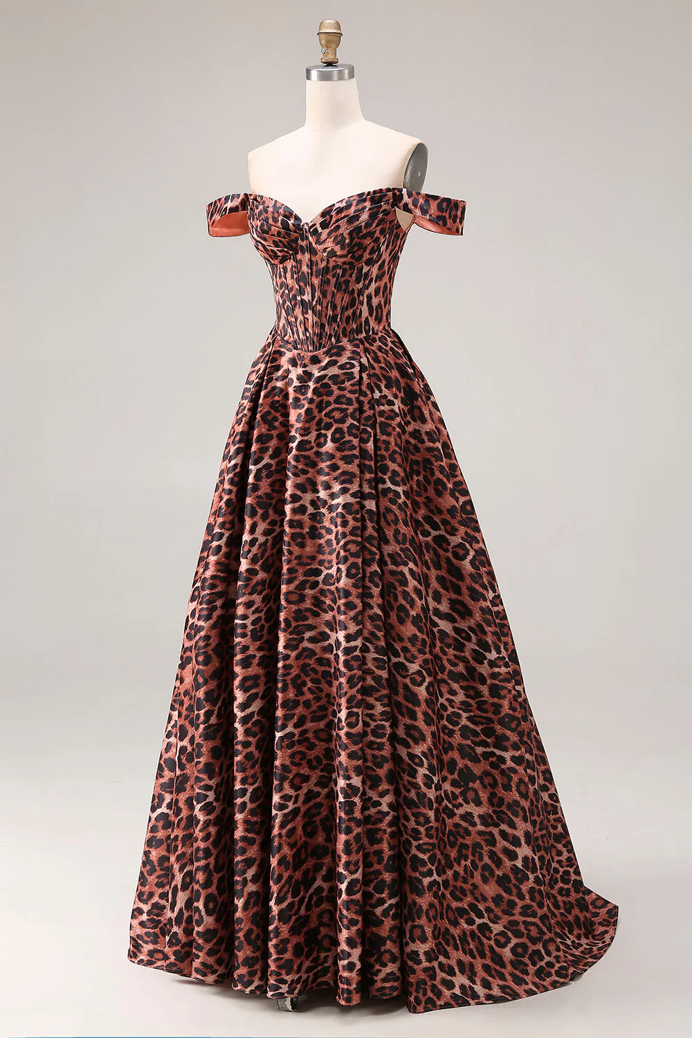 Coffee Leopard : une robe de bal longue à la ligne décollée de l’épaule - Image 3