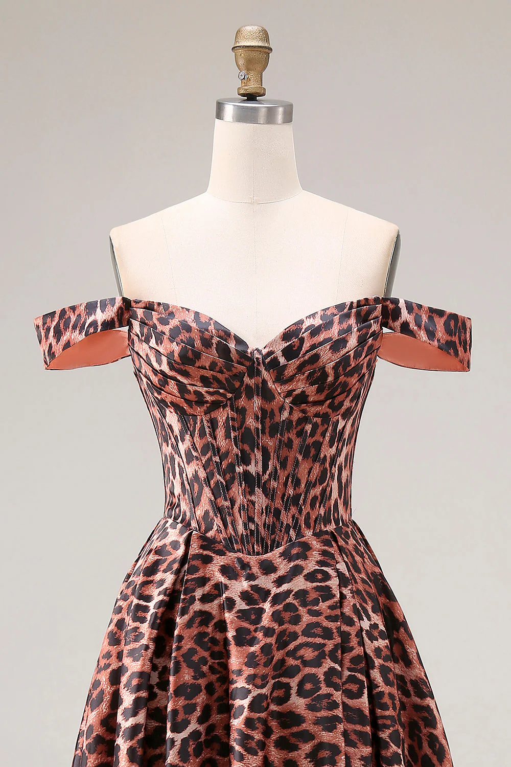 Coffee Leopard : une robe de bal longue à la ligne décollée de l’épaule - Image 4