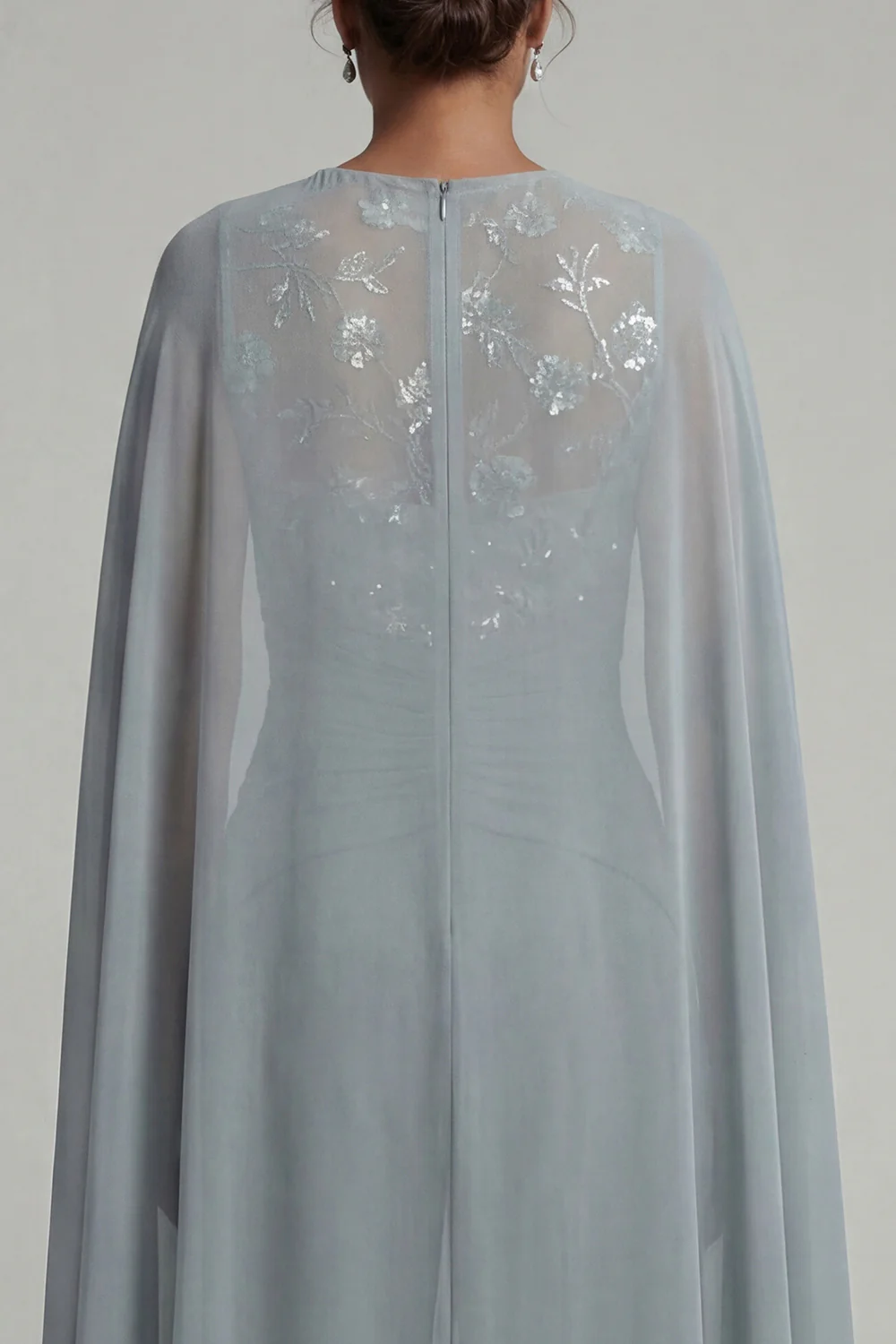 Combinaison Mother of the Bride à col rond appliquée gris-bleu avec cape - Image 5