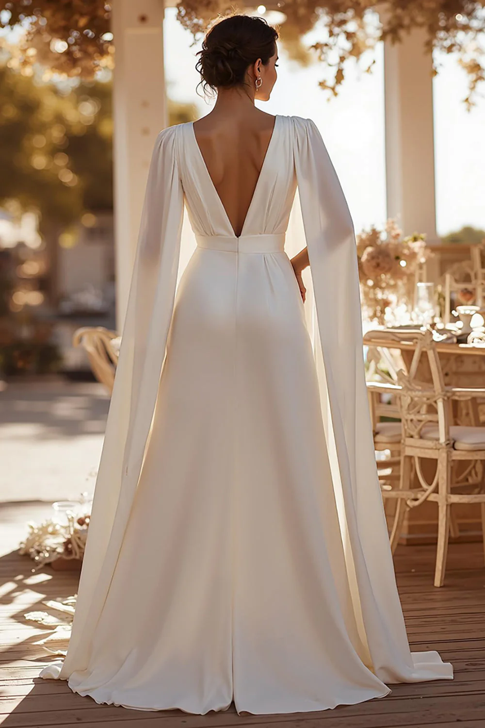 Combinaisons de mariée blanches à col en V profond avec cape - Image 2