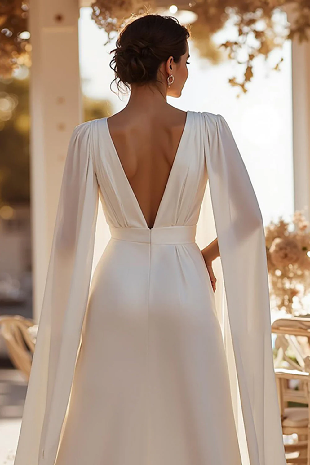 Combinaisons de mariée blanches à col en V profond avec cape - Image 4