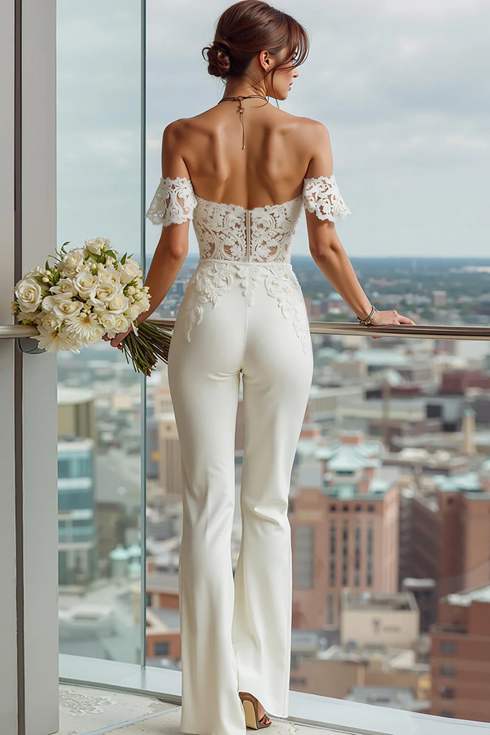 Combinaisons de mariée blanches à épaules dénudées avec dentelle appliquée - Image 2