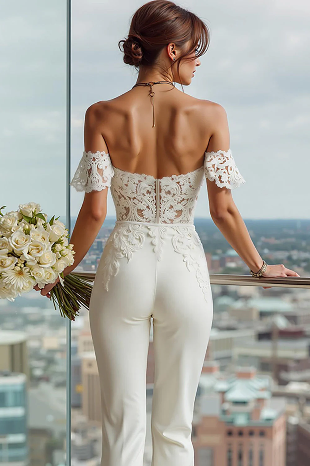 Combinaisons de mariée blanches à épaules dénudées avec dentelle appliquée - Image 4