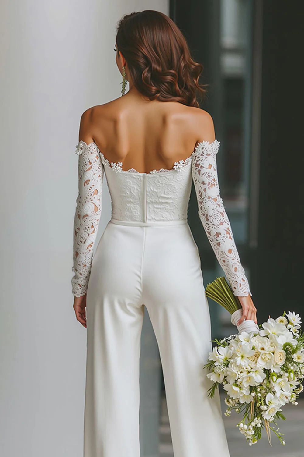 Combinaisons de mariée blanches en dentelle à épaules dénudées avec poches - Image 4
