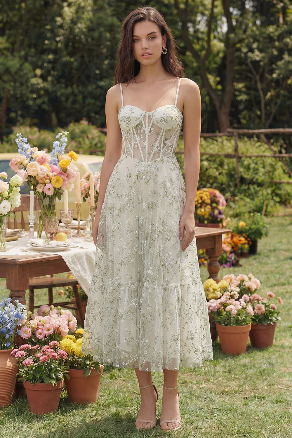 Corset appliqueté vert clair Fines bretelles Une robe midi Line